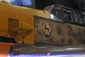 Windschutzaufbau und Wappen der I. Gruppe des Jagdgeschwaders 51 auf dem Flugzeugrumpf
