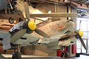 Blick auf den Rumpfbug, die Triebwerke sowie den vorderen Windschutzaufbau der Bf 110 F-2
