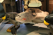 Frontansicht des Zerstörerflugzeuges Messerschmitt Bf 110 von oben links
