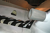 Rückstoßanlage des linken Triebwerks und Luftansaugöffnung an der Tragflächenvorderkante
