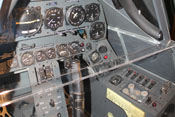 Blick auf die zahlreichen Instrumente im Cockpit der Focke-Wulf Fw 190
