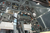 Blick auf die zahlreichen Instrumente im Cockpit der Focke-Wulf Fw 190 
