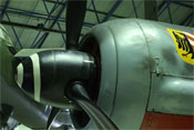 Spinner, Propeller, Kühler- und Behälterpanzer von links betrachtet
