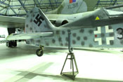 Aufgebocktes Heck der Fw 190 mit Haken- und Balkenkreuz
