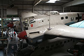 Blick über das Triebwerk der linken Tragfläche auf die Cockpitkanzel und den B-Stand
