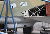 Flügelstruktur und Bodenwanne mit dem C-Stand zur rückwärtigen Luftraumsicherung
