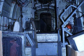 Sitzpolster für einen der 15 Passagiere in der Durchgangsöffnung von Spant 8 zwischen dem Lasten- und dem Funkerschützenraum der He 111 H-20
