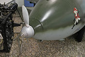 Bugkappe mit dem Propeller des Stromgenerators

