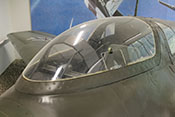 Vollständig verglaster Kabinenaufbau und Panzerscheibe im vorderen Bereich des Cockpits

