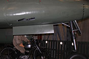 Hülsenauswurföffnungen der 30-mm-Bordkanonen vor der Bugradklappe der Me 262 A-1a
