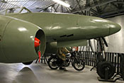 Strahltriebwerk Jumo 004 und Rumpfspitze der Me 262 A-1a
