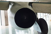 Turbinen-Luftstrahl-Triebwerk der Me 262 zwischen der inneren und äußeren Landeklappe 
