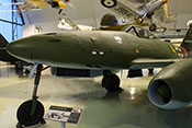 Ansicht der Messerschmitt Me 262 A-2a von vorne links
