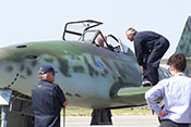 Chef-Testpilot Wolfgang Schirdewahn und Techniker der Messerschmitt-Stiftung gemeinsam mit 'ihrer' Me 262 B-1a

