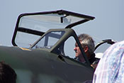 Chef-Testpilot Wolfgang Schirdewahn hinter dem vorderen Windschutzaufbau im Cockpit der Messerschmitt Me 262 B-1a
