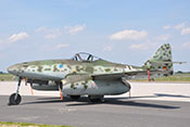 Die Messerschmitt Me 262 B-1a 'Schwalbe' im Sonnenschein auf dem Vorfeld
