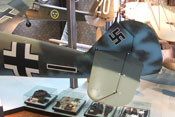 Höhen- und Seitenleitwerk der Bf 109 E mit den entsprechenden Rudenflächen 
