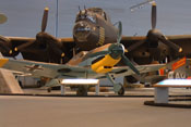 Größenvergleich zwischen einem britischen Lancaster-Bomber und der Messerschmitt Bf 109 F-4 
