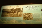 Informationstafel zur ausgestellten Messerschmitt Bf 109 F-4 'WNr. 10132'

