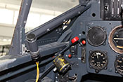 Öffnung zur Belüftung hinter der äußeren Lufthutze und roter Hebel für den Notabwurf der Cockpithaube 
