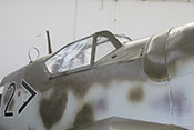 Ausschußöffnung für die Leuchtpistole unter dem vorderen Windschutzaufbau der Bf 109 und Kiemenklappe zur Belüftung an der Cockpitseitenwand
