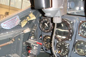 Blick auf die Hauptinstrumente im Cockpit der Bf 109 G-2
