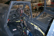 Cockpit und vorderer Windschutzaufbau mit dem Reflexvisier 'Revi'
