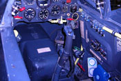 Verkleidung der 20-mm-Maschinenkanone vor dem Knüppelgriff im Cockpit
