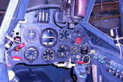 Instrumentenbrett und Cockpitbeleuchtung am rechten Bildrand
