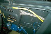 Treibstoffleitung (gelb) mit Überwachungsfenster über dem Sicherungskasten
