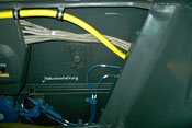Treibstoffleitung (gelb), Elektrokabel (silbergrau) und Sauerstoffleitungen (blau) an der rechten Bordwand des Cockpits
