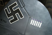 Detailansicht des Seitenleitwerkes und Seitenruders mit Hakenkreuz und Abschussbalken für sechs Luftsiege
