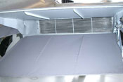 Rückseitige Ansicht des rechten Kühlstoffkühlers sowie der oberen und unteren Kühlerklappe

