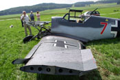 Abgerissener Randbogen und verbogener Vorflügel an der linken Tragfläche nach einem Landeunfall am 15. Juli 2005
