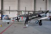 Wartungs- und Reinigungsarbeiten am verrußten Rumpf der Messerschmitt Bf 109 G-4 
