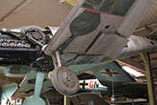 Schacht für das Federbein (Strebenkanal) und das Laufrad (Radausschnitt bzw. Fahrwerkmulde) in der linken Tragfläche der Bf 109

