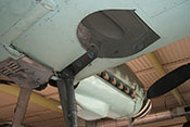 Schacht für das Federbein (Strebenkanal) und das Laufrad (Radausschnitt bzw. Fahrwerkmulde) in der rechten Tragfläche der Bf 109
