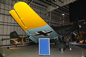 Gelbe Flügelspitze der Junkers Ju 87 G-2 mit Positionsleuchte und Querruder
