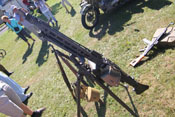 MG42 mit Munitionstrommel (Magazin mit 50 Schuss) auf Dreibeinstativ zur Fliegerabwehr
