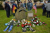 Blumengestecke vor dem Denkmal zur Erinnerung an die Luftschlacht über dem Erzgebirge 
