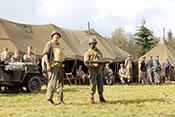 Bazooka-Team bei der Präsentation seiner Panzerabwehrhandwaffe
