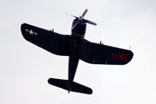 Chance Vought F4U-4 'Corsair' der Flying Bulls beim Überflug
