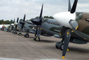 Spitfire Propeller und Reihe historischer Flugzeuge
