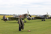 Spitfire Vb BM597 (1942) und Spitfire IXb MH434 (1943)
