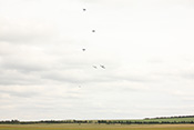 Spitfire im senkrechten Steigflug über dem Flugfeld Duxford
