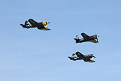 NAVY-Kette bestehend aus Grumman F8F 'Bearcat', Chance Vought F4U-4 'Corsair' und Goodyear Corsair FG-1D am Himmel über Duxford
