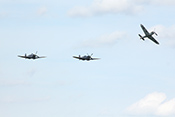 Zwei Spitfire und eine aus der Formation ausbrechende Hispano Buchon 
