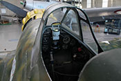 Cockpitinstrumente und Revlexvisier hinter dem Windschutzaufbau der Macchi C200
