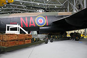 Bomben-Transportwagen mit typischer Lancaster-Zuladung - eine Luftmine (1.818 kg), je 2 x Spreng- (454 kg, 227 kg und 114 kg) sowie 300 Stabbrandbomben (1,8 kg)  
