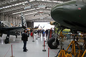 Gut gefüllter Flugzeughangar des Imperial War Museums in Duxford
